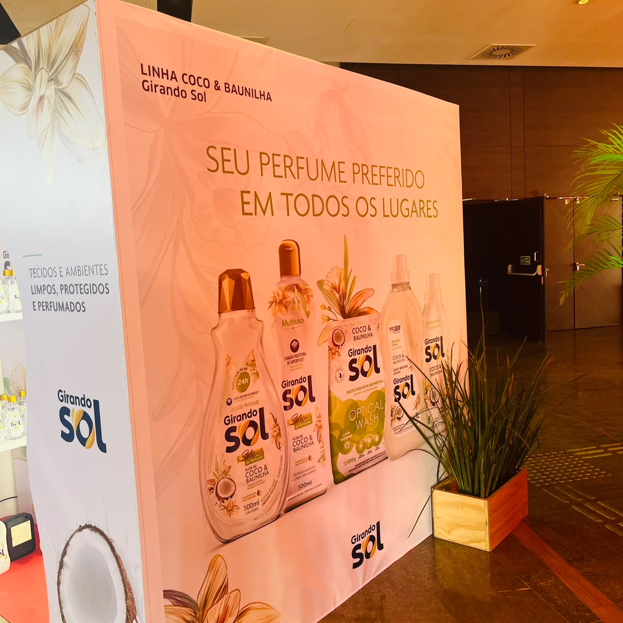 Painel da linha Coco e Baunilha da Girando Sol em evento