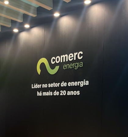 Aplicação de marca na parede da Comerc Energia