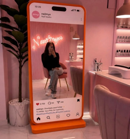 Totem em formato de celular para ação de marca